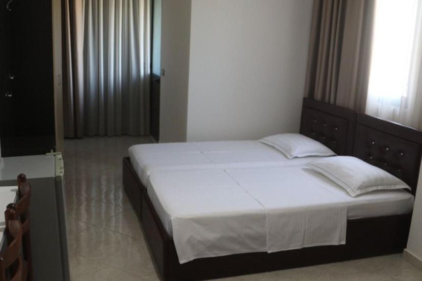 דורס Hotel Tirona מראה חיצוני תמונה