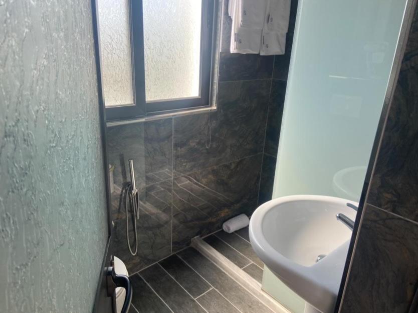 דורס Hotel Tirona מראה חיצוני תמונה